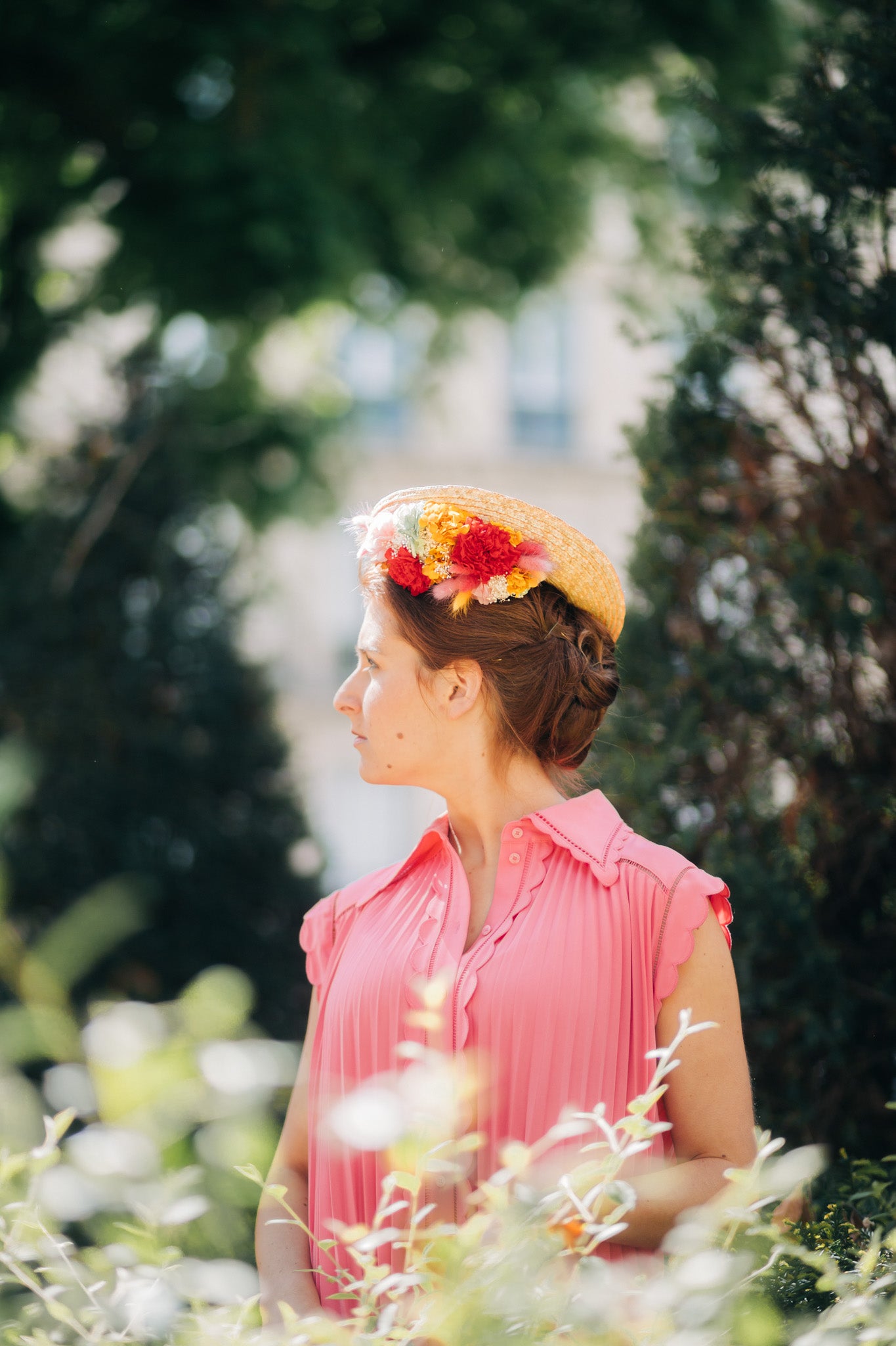 Petit chapeau en paille décoré de fleurs stabilisées