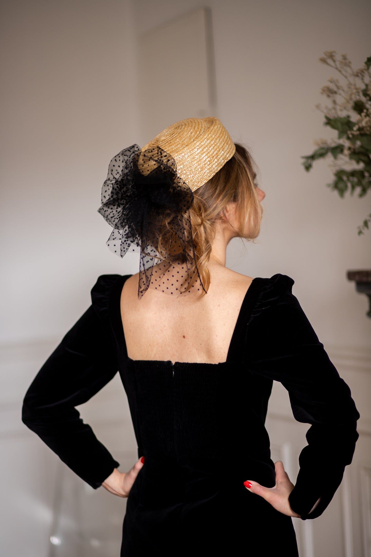 Bibi en paille décoré de tulle plumetis noir