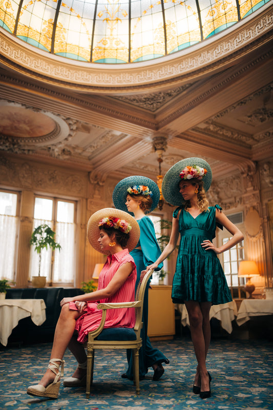 Capeline en paille décorée de fleurs stabilisées