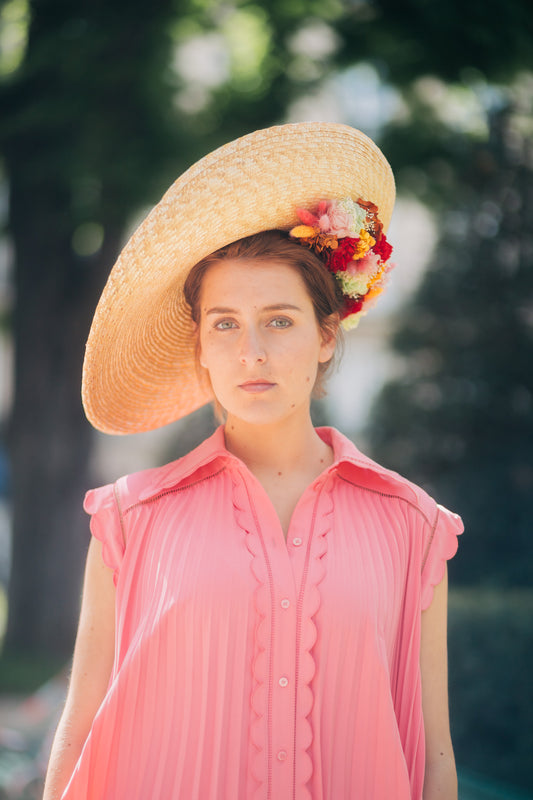 Capeline en paille décorée de fleurs stabilisées