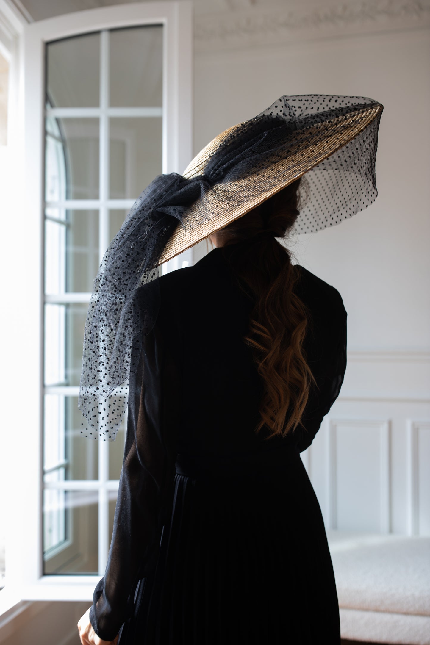 Capeline en paille décoré d'un tulle de plumetis noir