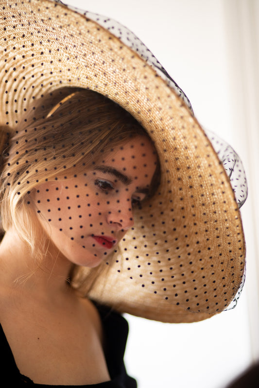 Capeline en paille décoré d'un tulle de plumetis noir