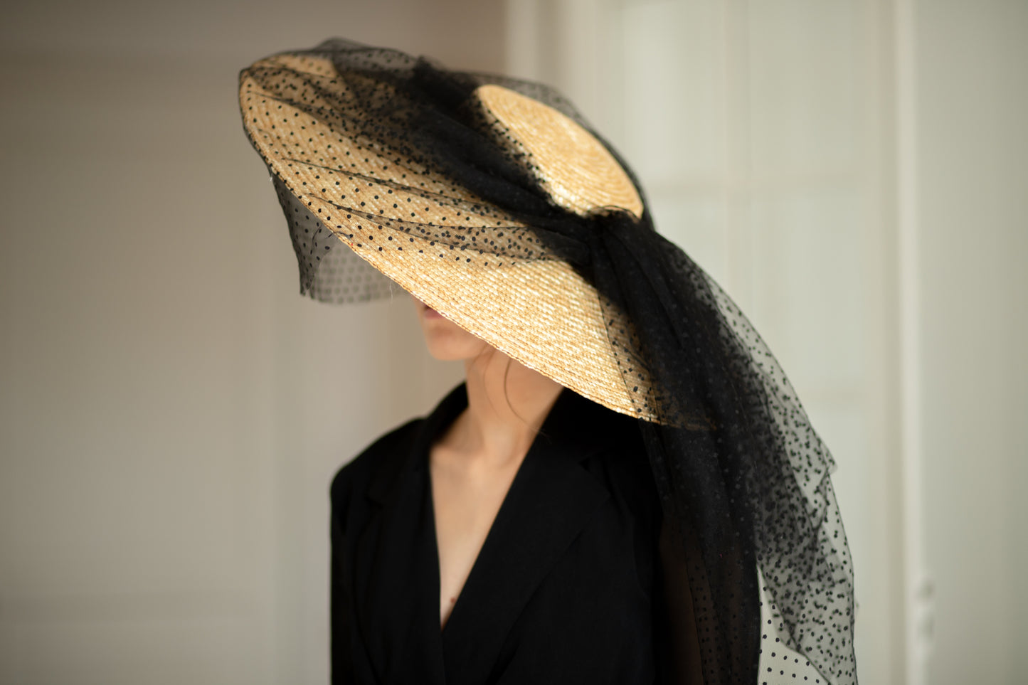 Capeline en paille décoré d'un tulle de plumetis noir