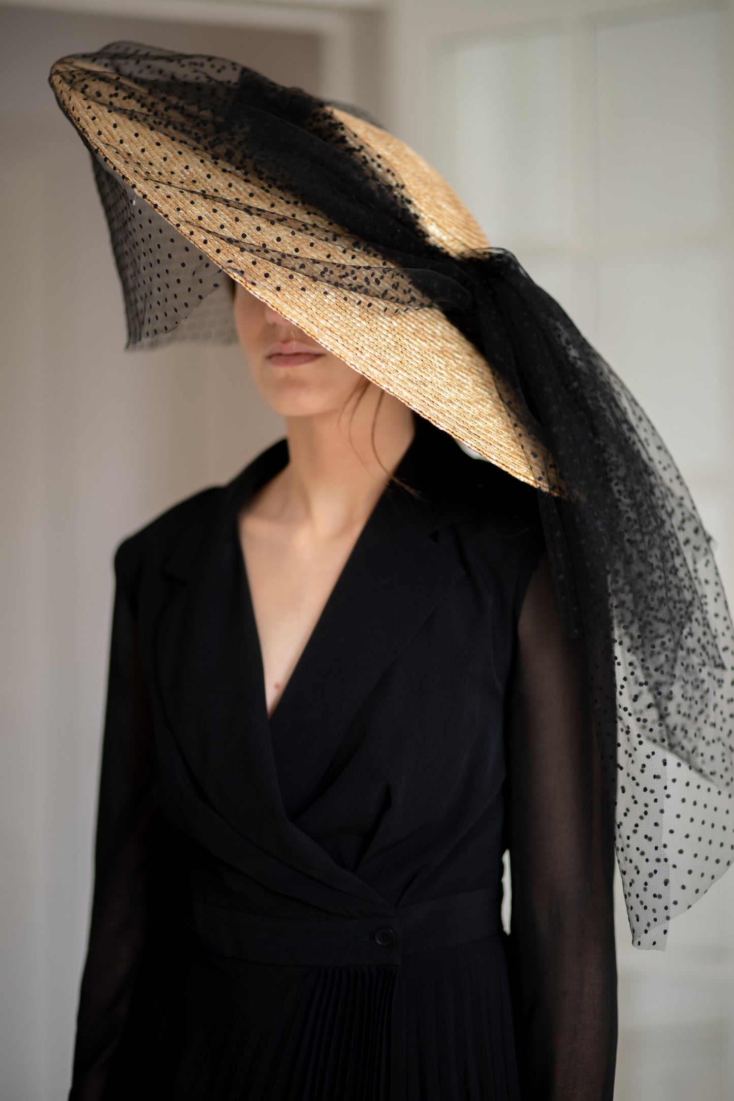 Capeline en paille décoré d'un tulle de plumetis noir
