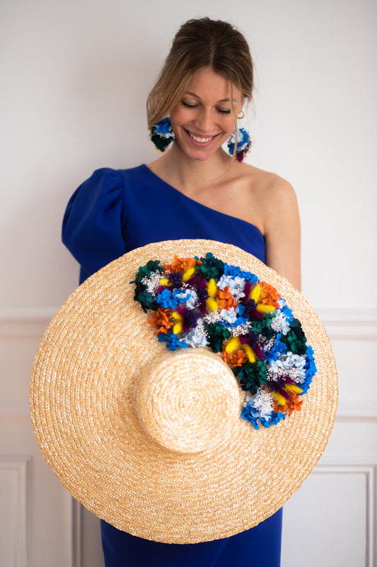Capeline en paille plate décorée de fleurs stabilisées