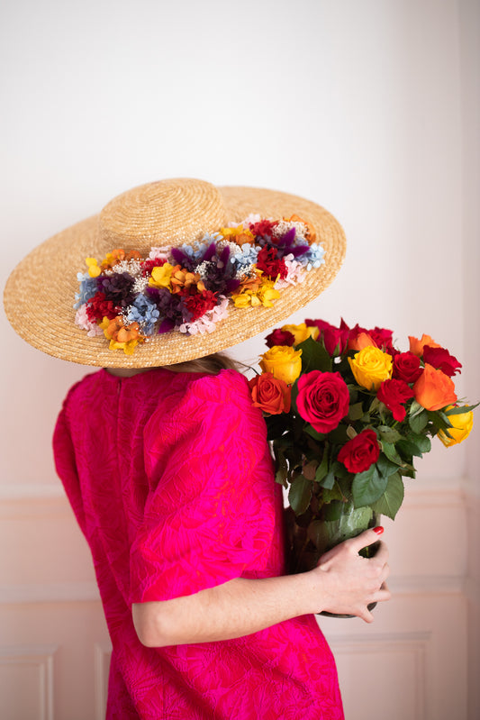 Capeline en paille plate décorée de fleurs stabilisées