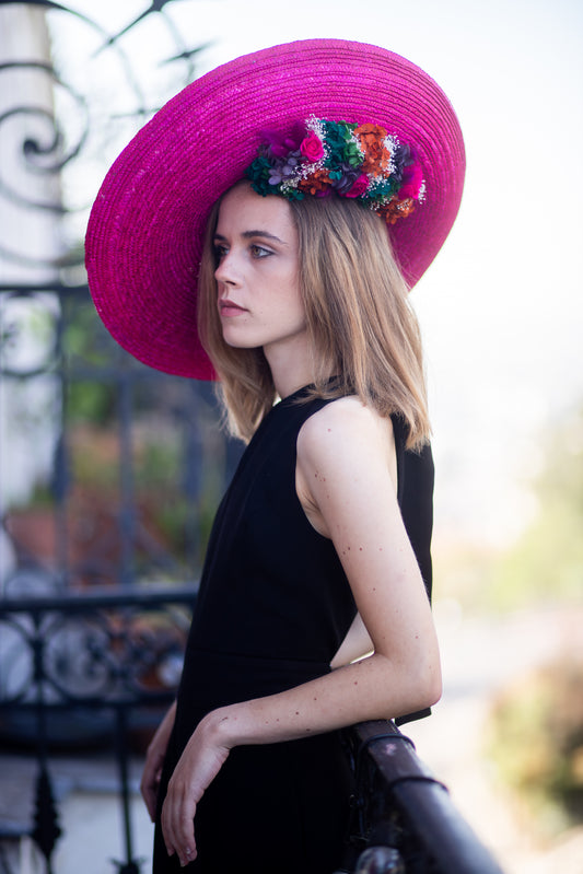 Capeline incurvée en paille colorée décorée de fleurs stabilisées en dessous