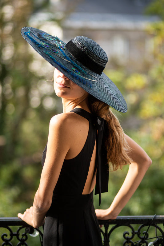 Capeline en paille décorée de plumes de paon