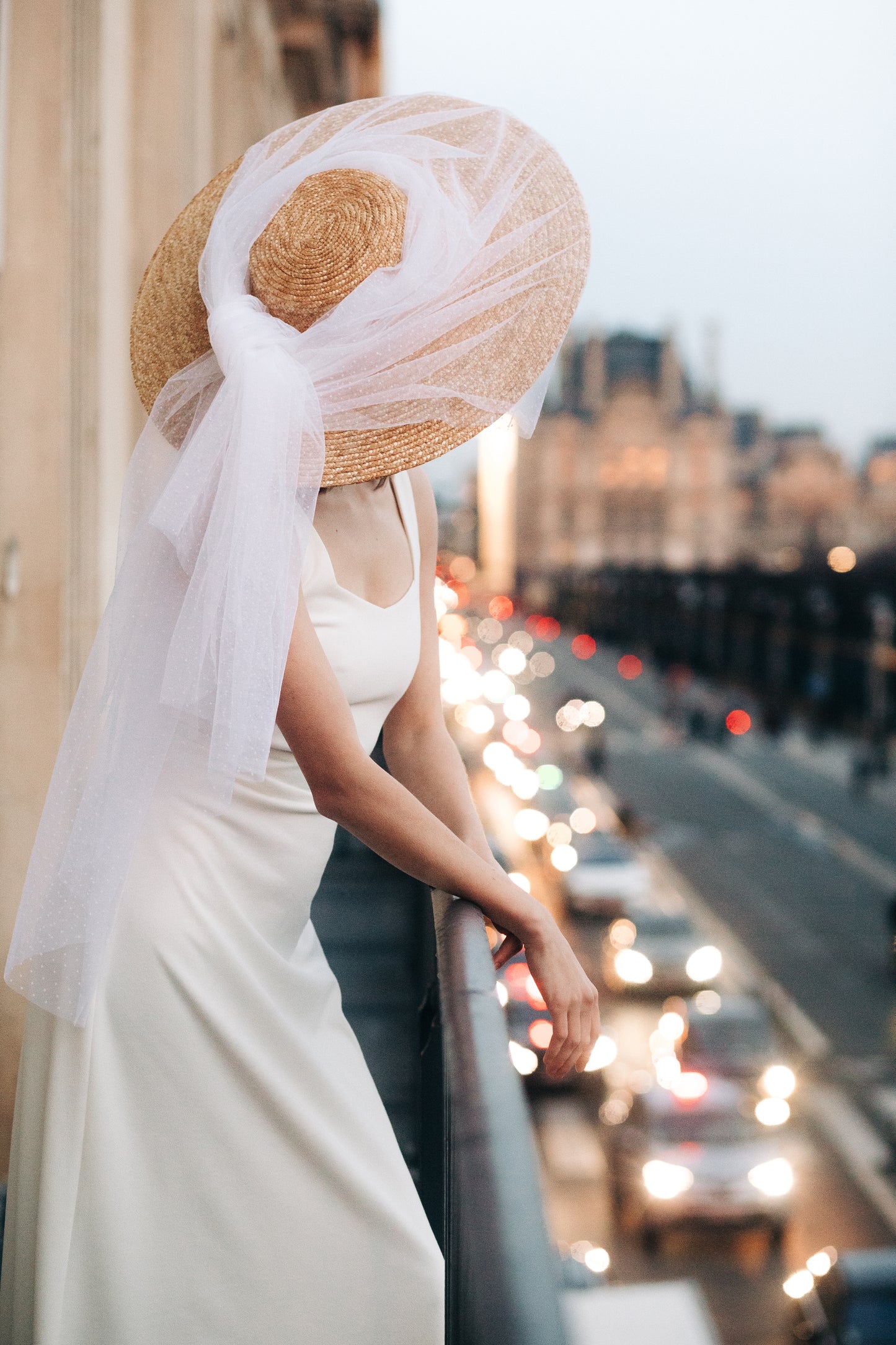 Capeline en paille décoré d'un tulle blanc
