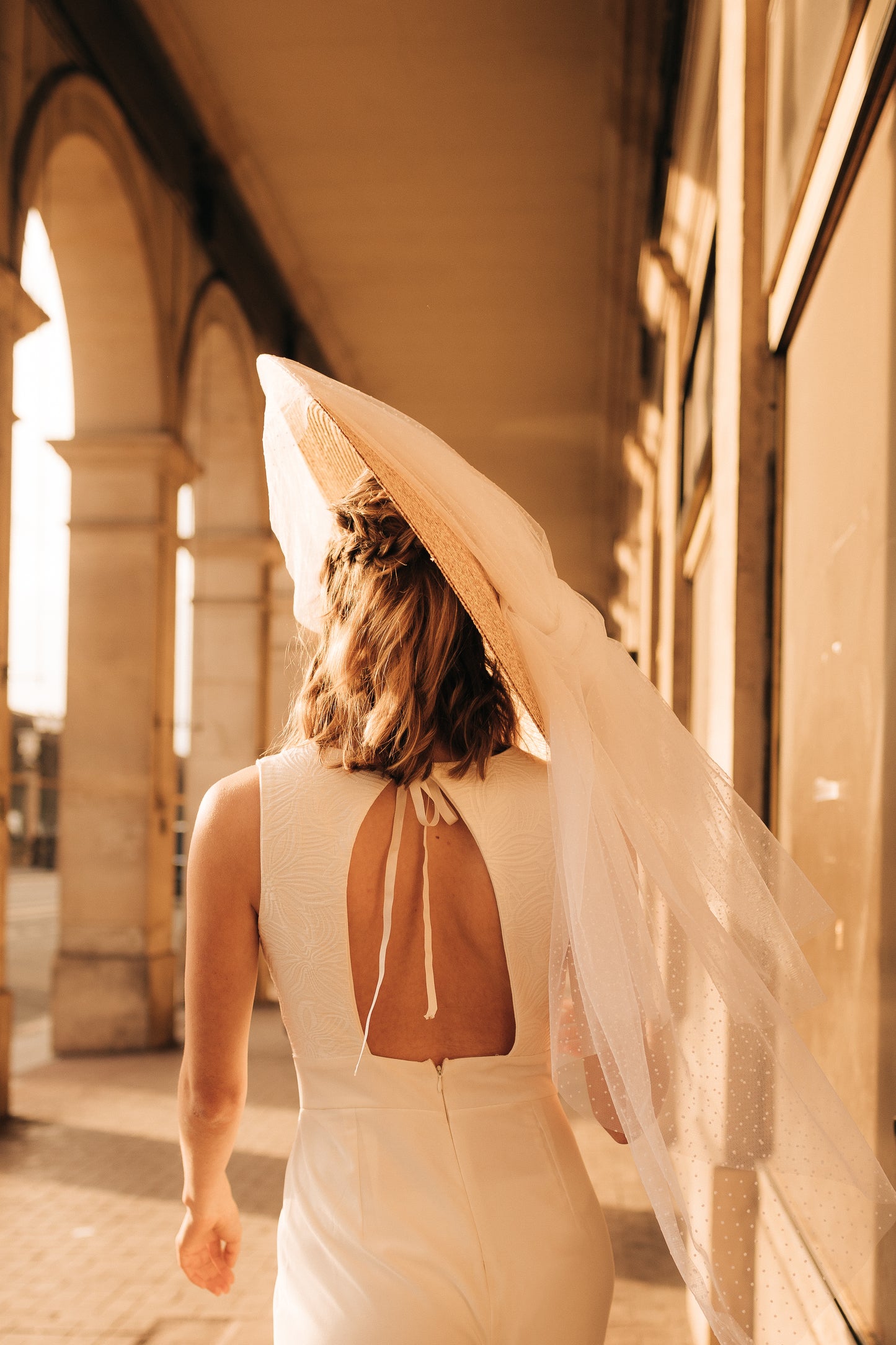 Capeline en paille décoré d'un tulle blanc