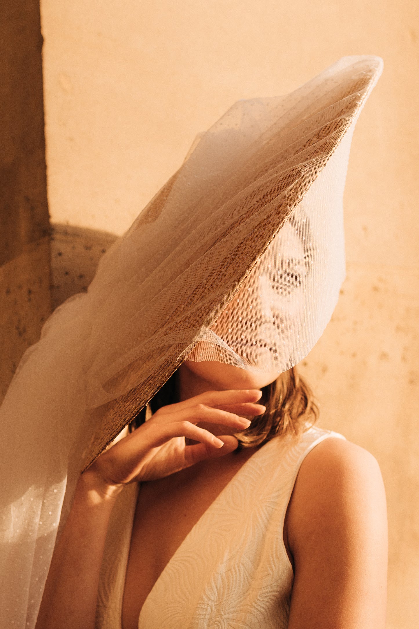 Capeline en paille décoré d'un tulle blanc