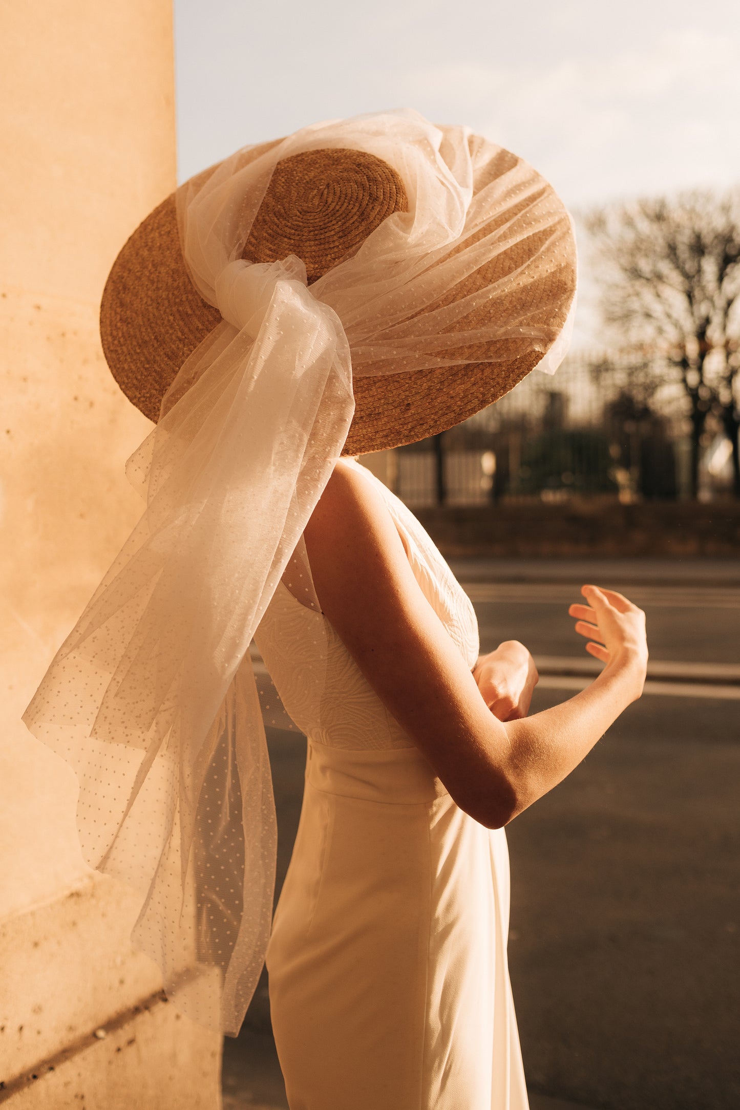 Capeline en paille décoré d'un tulle blanc