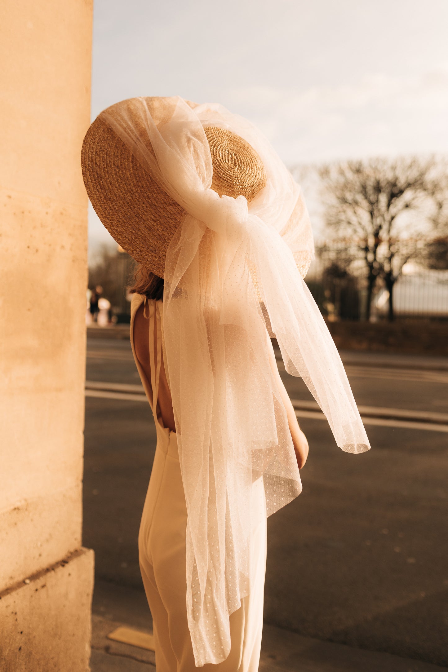 Capeline en paille décoré d'un tulle blanc