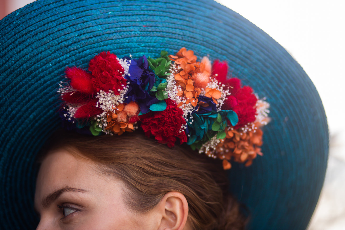 Capeline incurvée bleue décorée de fleurs stabilisées