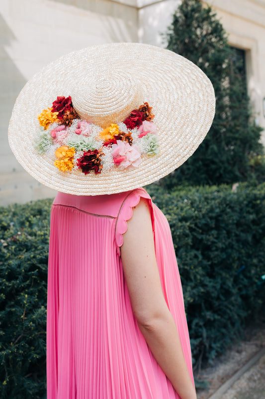 Capeline en paille plate décorée de fleurs stabilisées