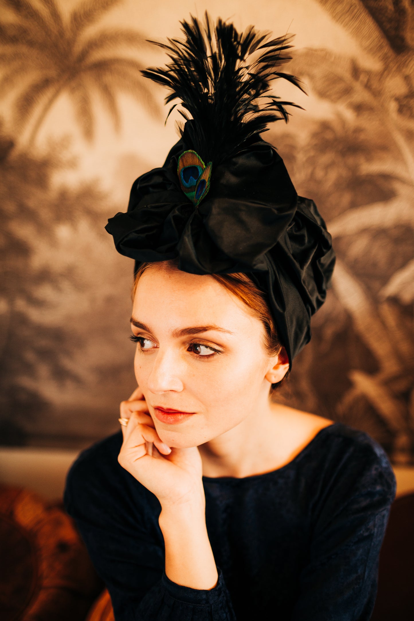 Turban décoré d'une soie noire et de plumes de paon et de coq