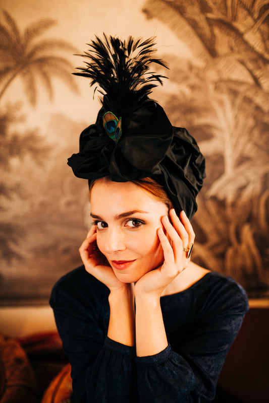 Turban décoré d'une soie noire et de plumes de paon et de coq