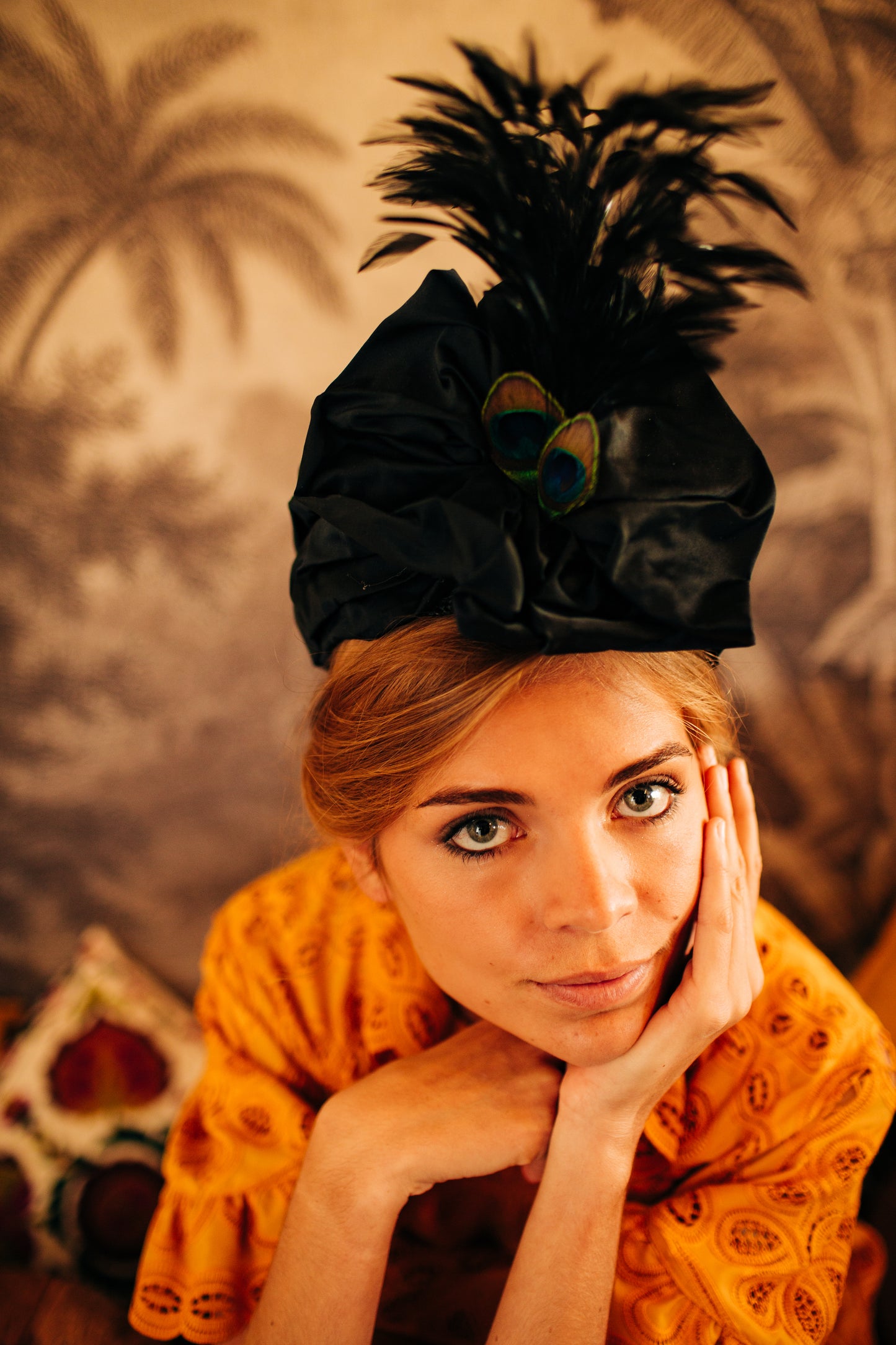 Turban décoré d'une soie noire et de plumes de paon et de coq