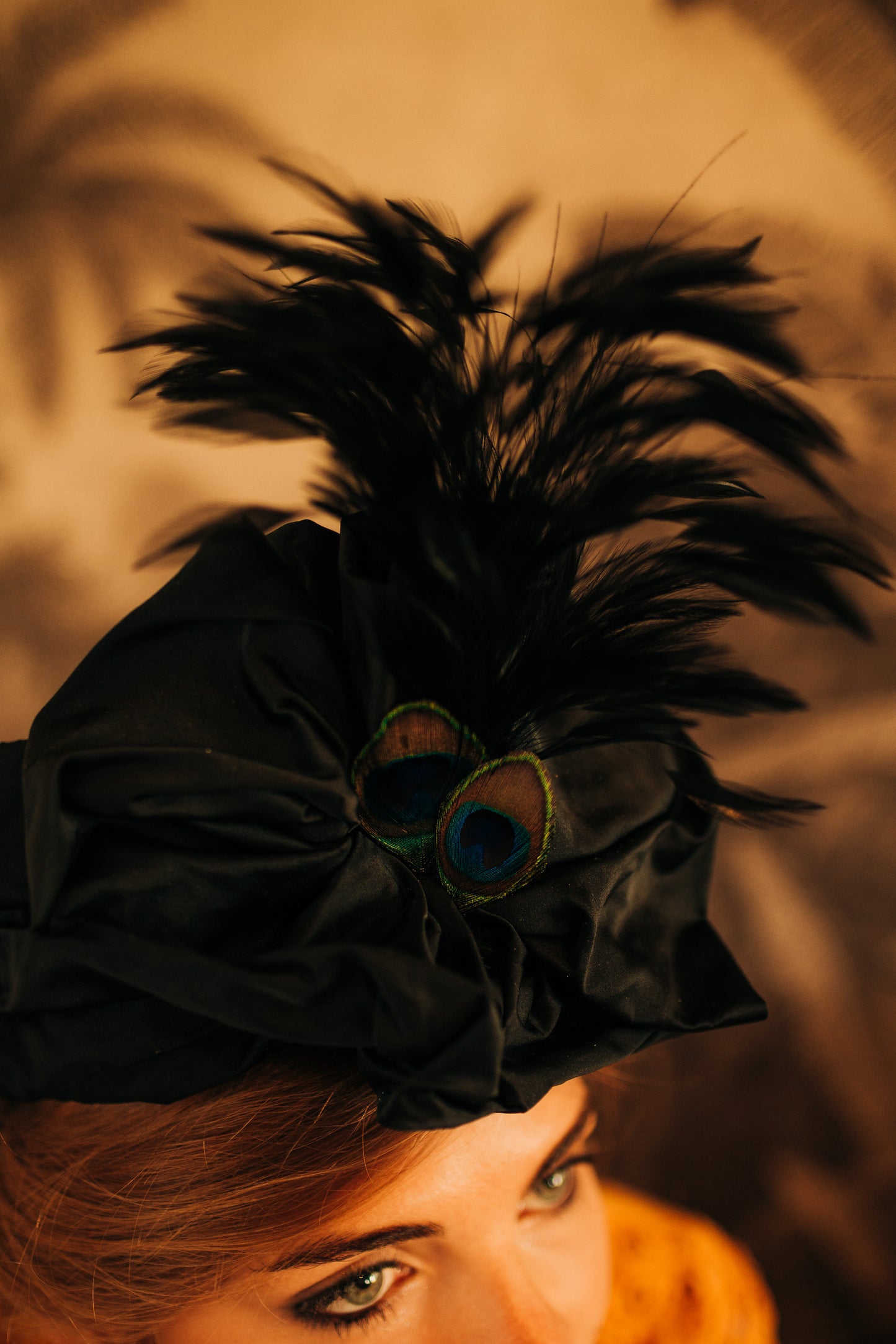 Turban décoré d'une soie noire et de plumes de paon et de coq