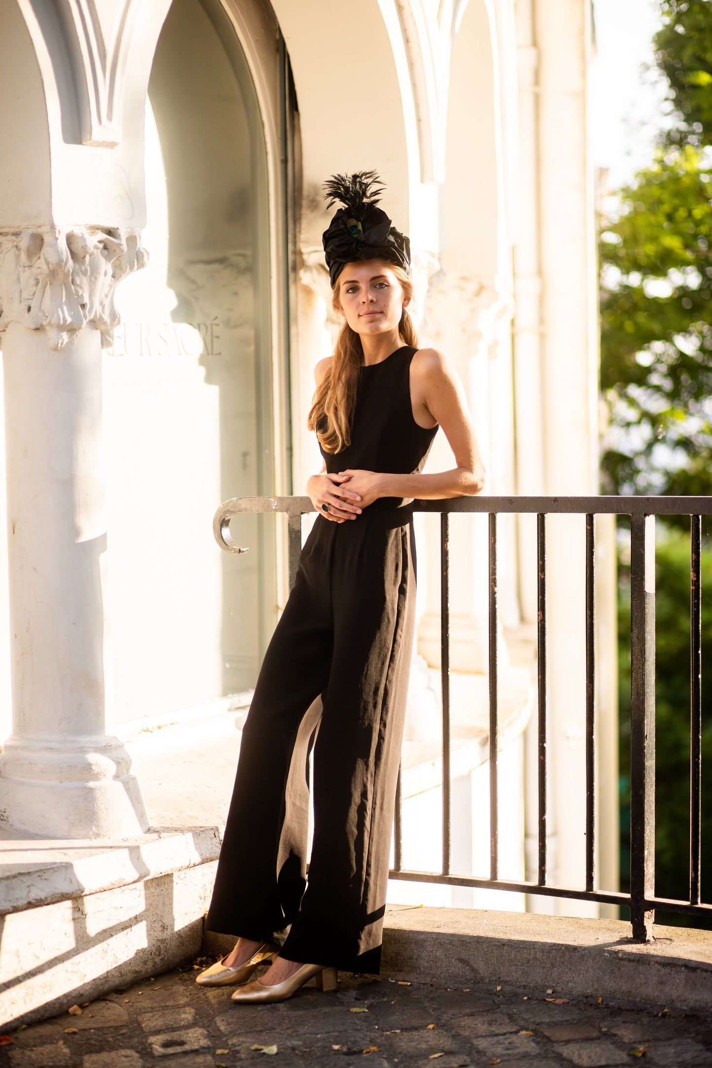 Turban décoré d'une soie noire et de plumes de paon et de coq