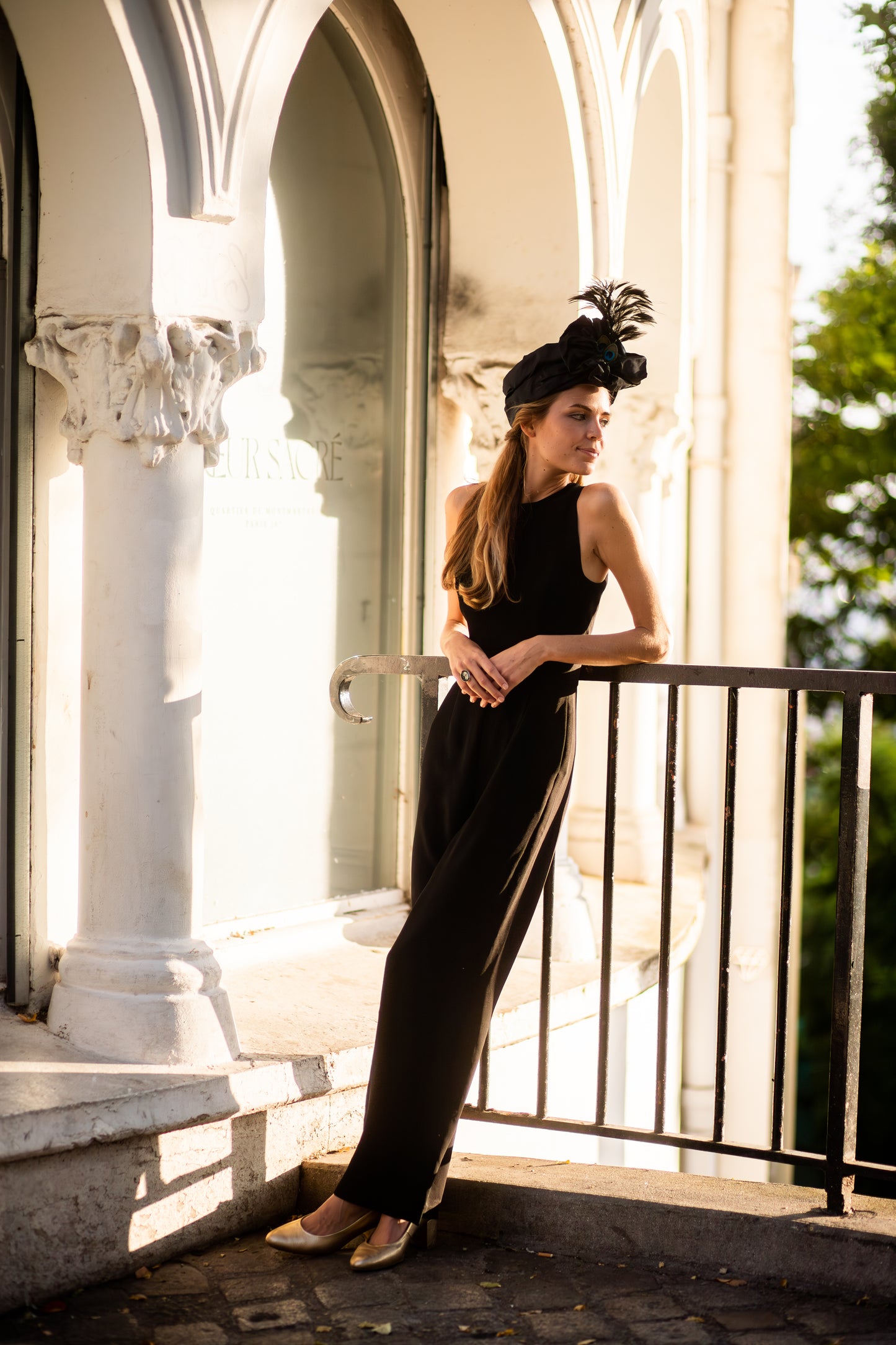 Turban décoré d'une soie noire et de plumes de paon et de coq