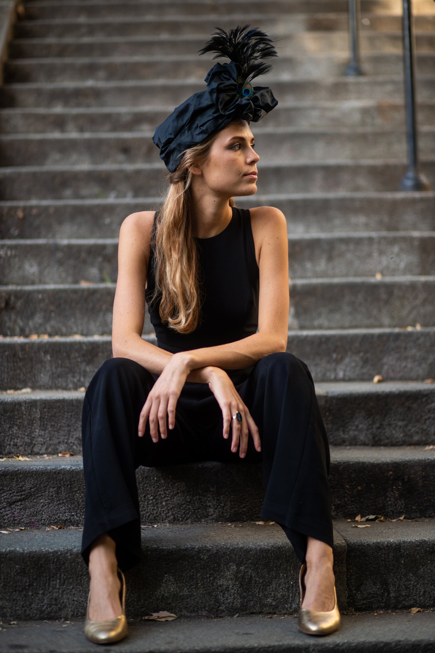 Turban décoré d'une soie noire et de plumes de paon et de coq
