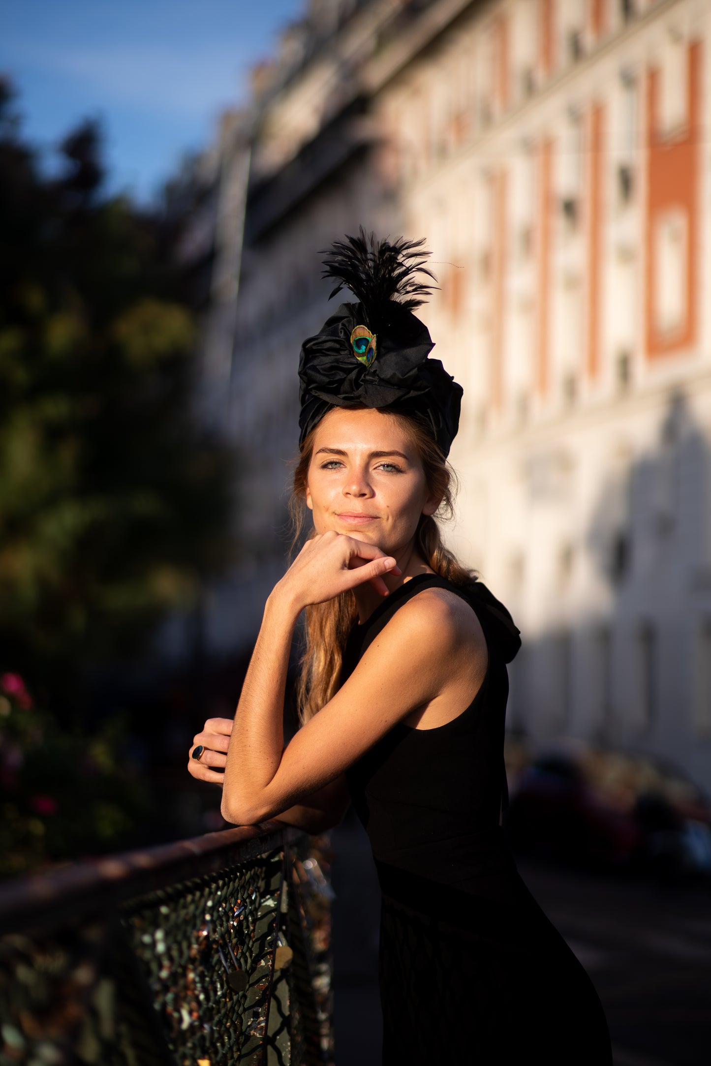 Turban décoré d'une soie noire et de plumes de paon et de coq