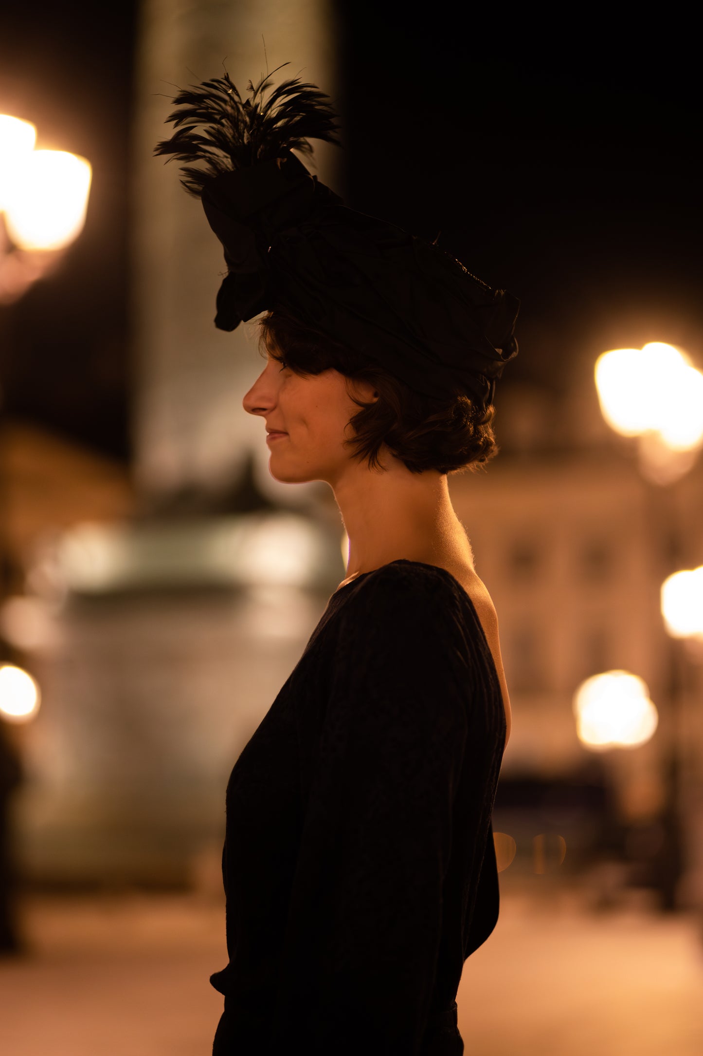Turban décoré d'une soie noire et de plumes de paon et de coq