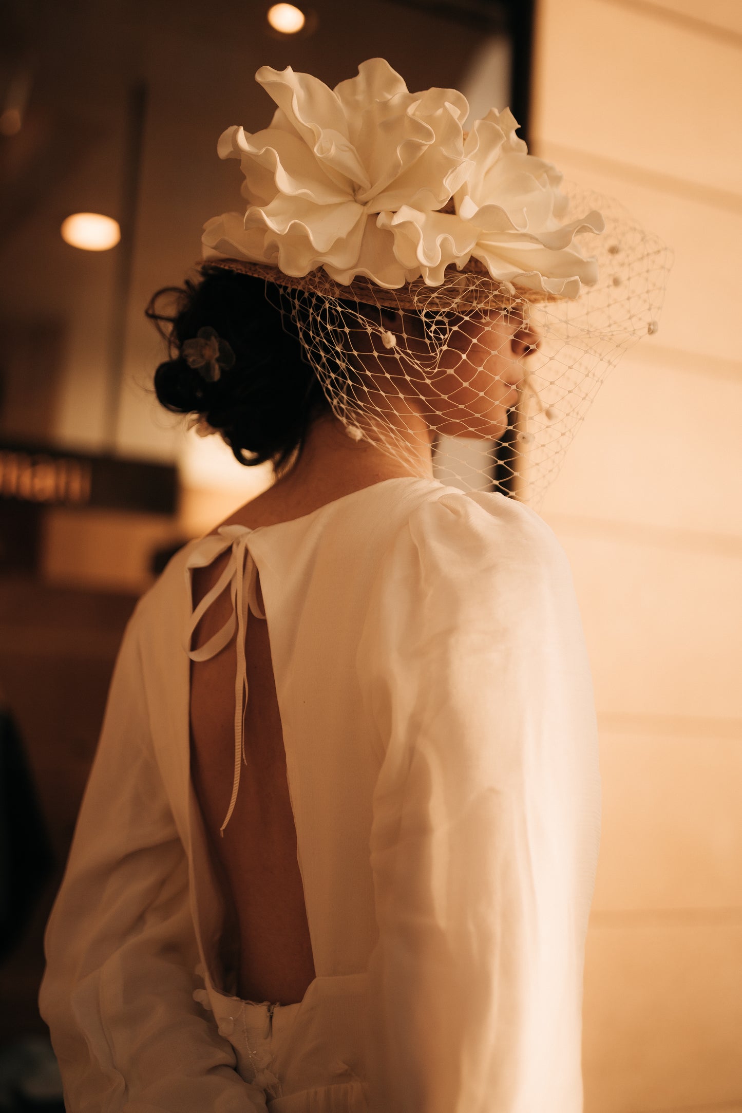Canotier en paille composé de fleurs et d'une voilette en plumetis