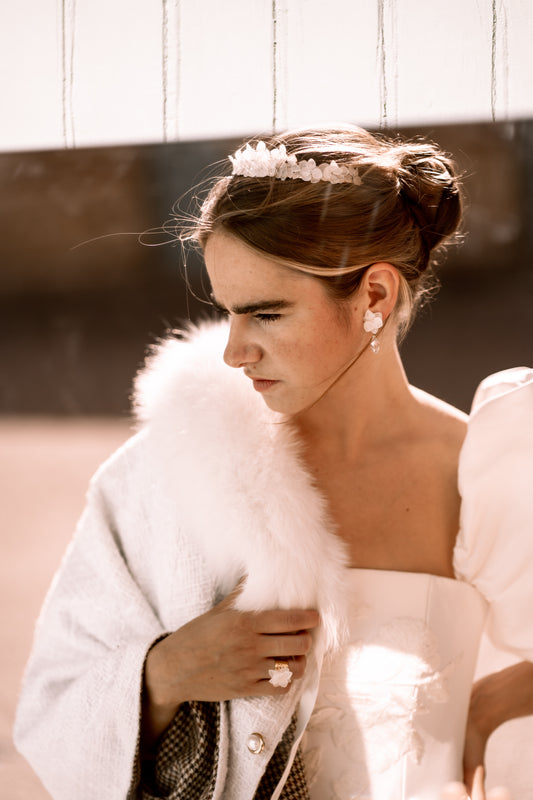 Diadème composé de fleurs d'hortensia blanches stabilisées et cristallisées à la résine