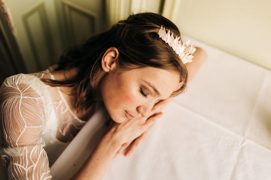 Diadème composé de fleurs d'hortensia blanches stabilisées et cristallisées à la résine