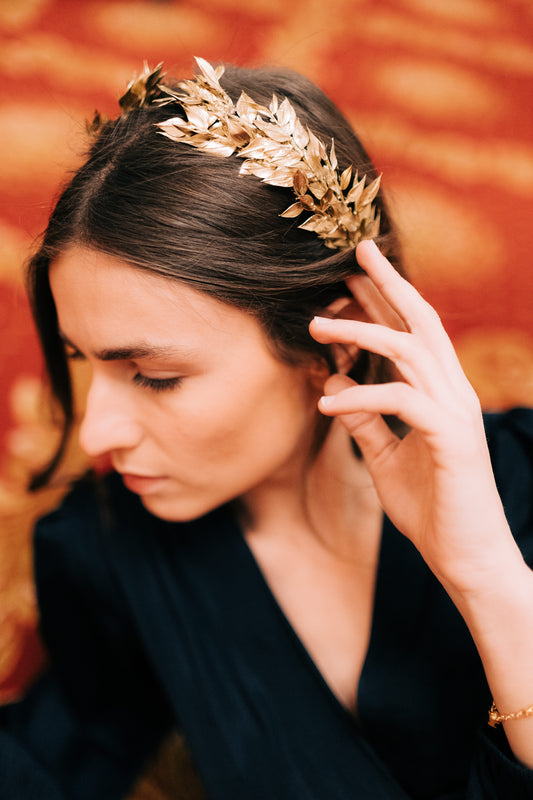 Diadème composé de ruscus doré