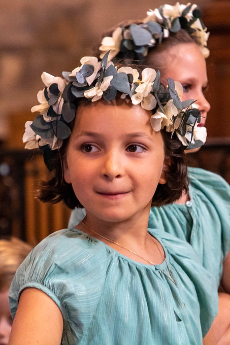 Couronne d'enfants composée d'hortensia blanc et de feuilles d'eucalyptus