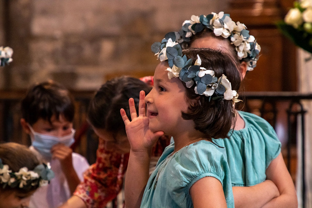 Couronne d'enfants composée d'hortensia blanc et de feuilles d'eucalyptus