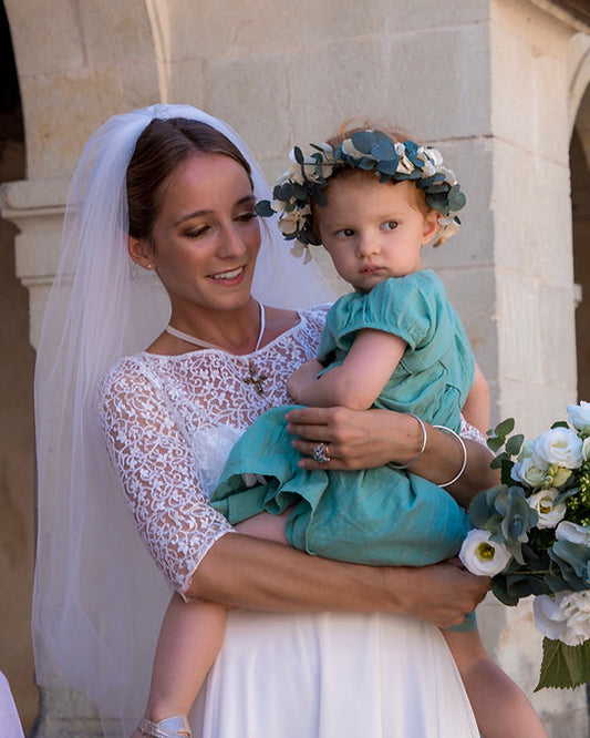 Couronne d'enfants composée d'hortensia blanc et de feuilles d'eucalyptus