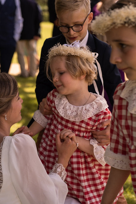Couronne d'enfants composée de gypsophile