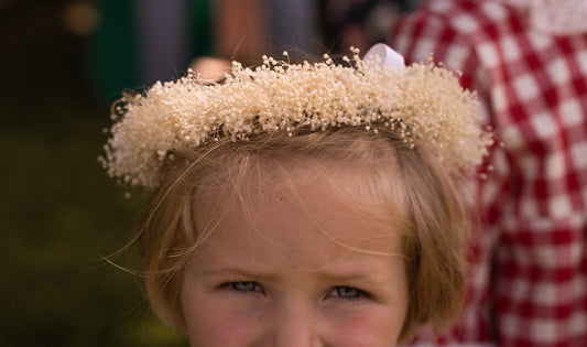 Couronne d'enfants composée de gypsophile