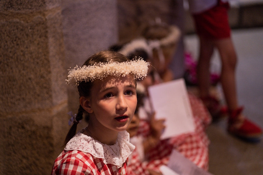 Couronne d'enfants composée de gypsophile