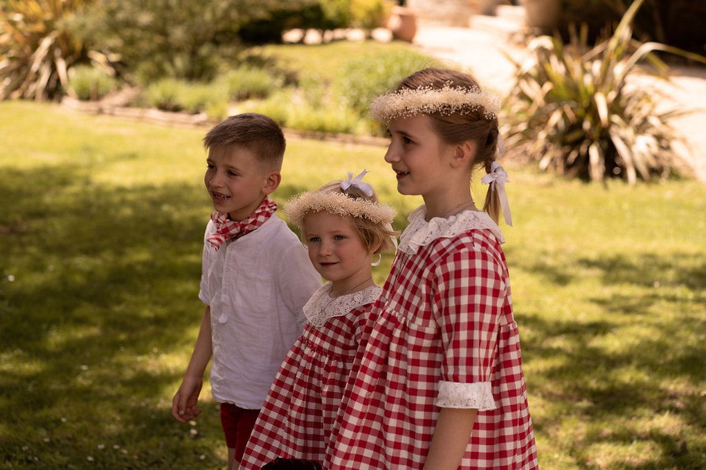 Couronne d'enfants composée de gypsophile