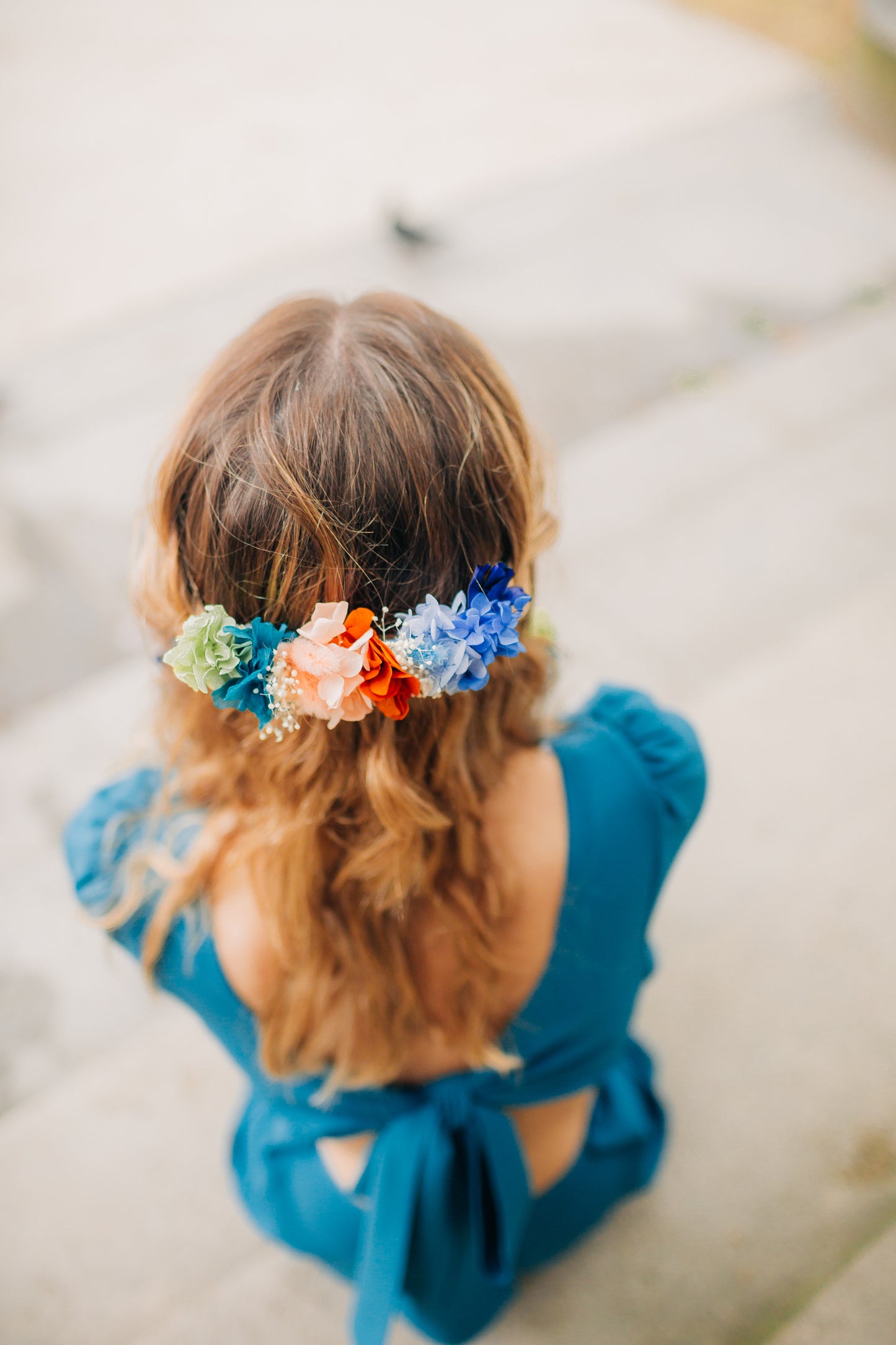 Peigne à cheveux composé de fleurs stabilisées colorées