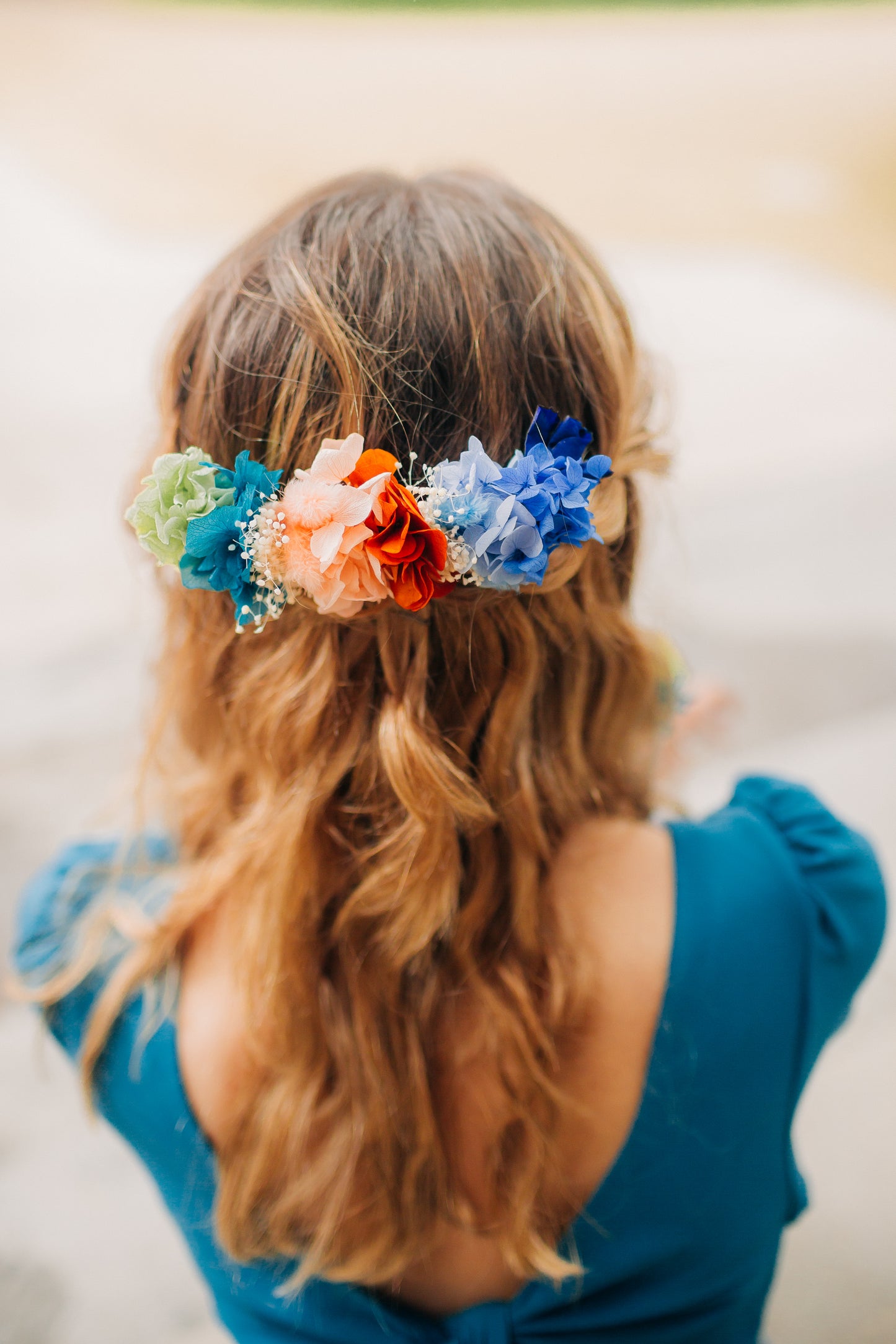 Peigne à cheveux composé de fleurs stabilisées colorées
