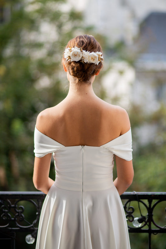 Peigne composé de fleurs stabilisées pouvant être porté par une mariée ou en tant qu'invitée