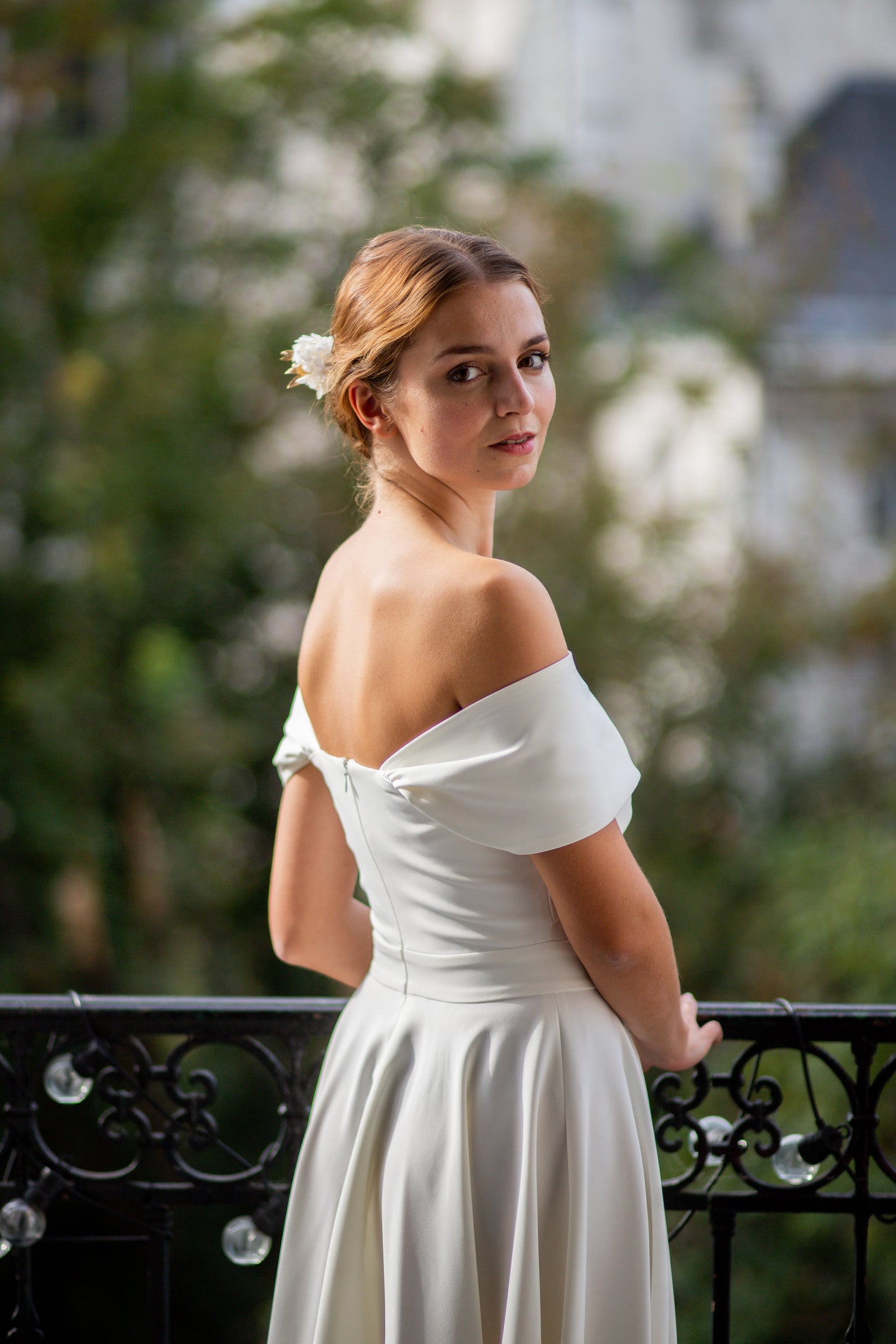 Peigne composé de fleurs stabilisées pouvant être porté par une mariée ou en tant qu'invitée