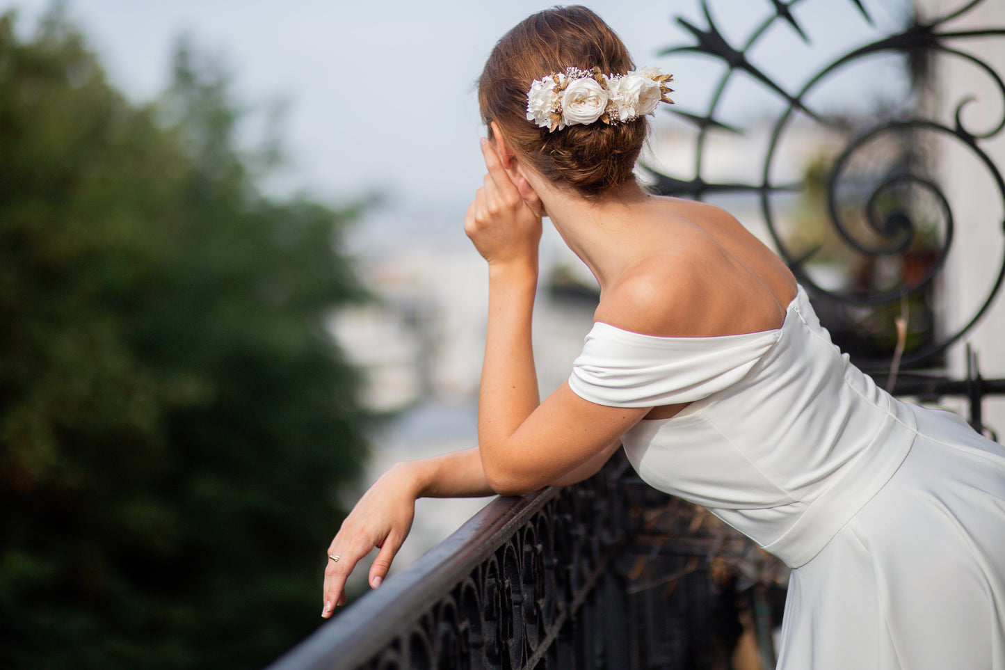 Peigne composé de fleurs stabilisées pouvant être porté par une mariée ou en tant qu'invitée