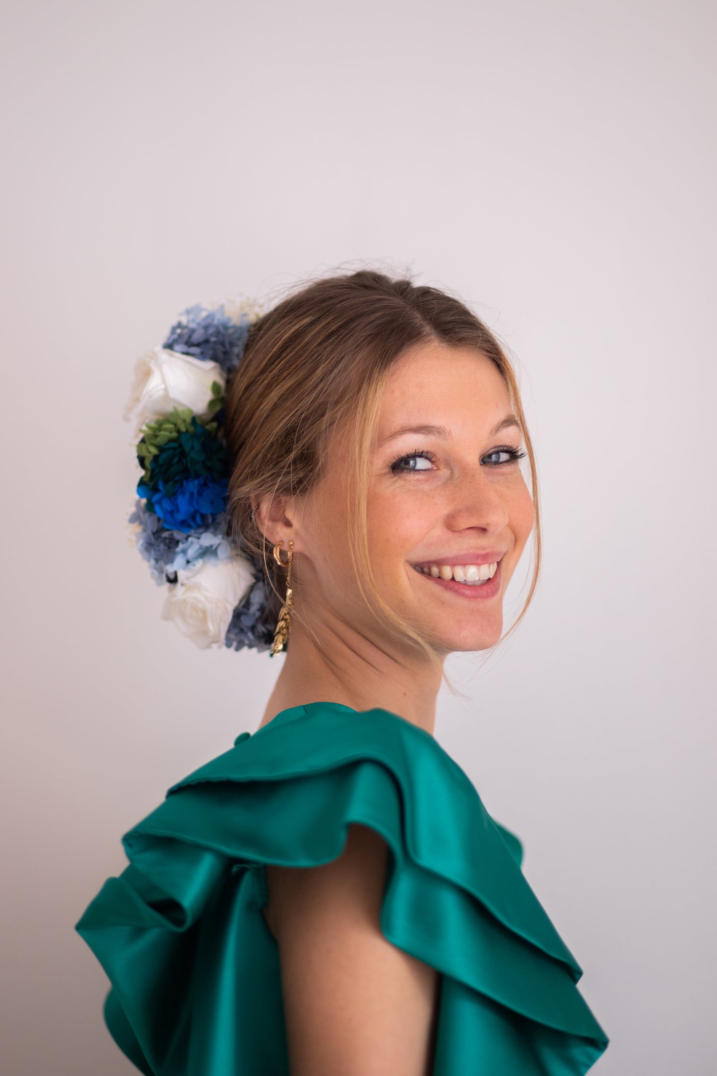 Peigne composé de fleurs stabilisées colorées