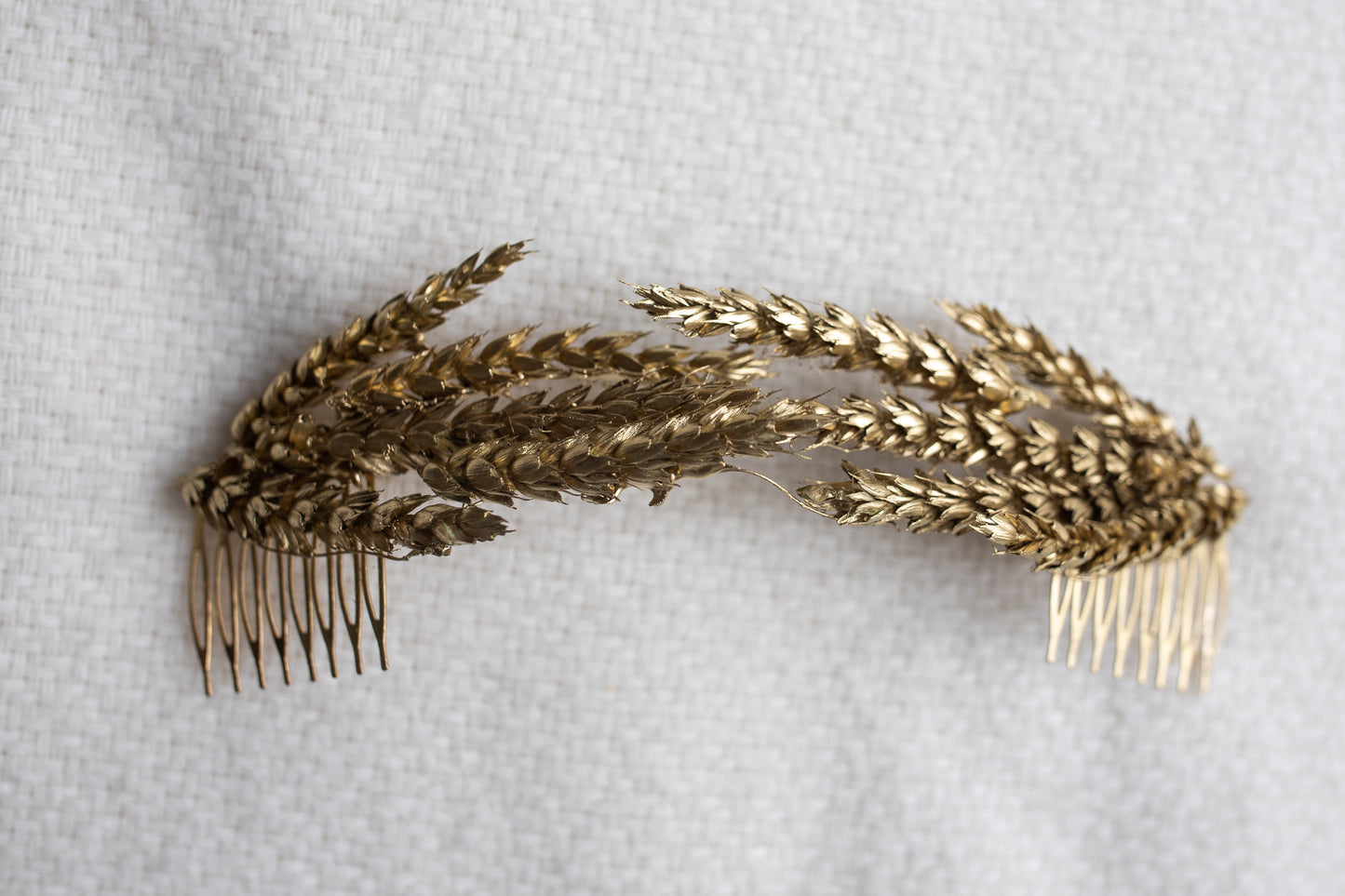 Peigne Pompéi, composé de blé doré fixés sur un peigne doré