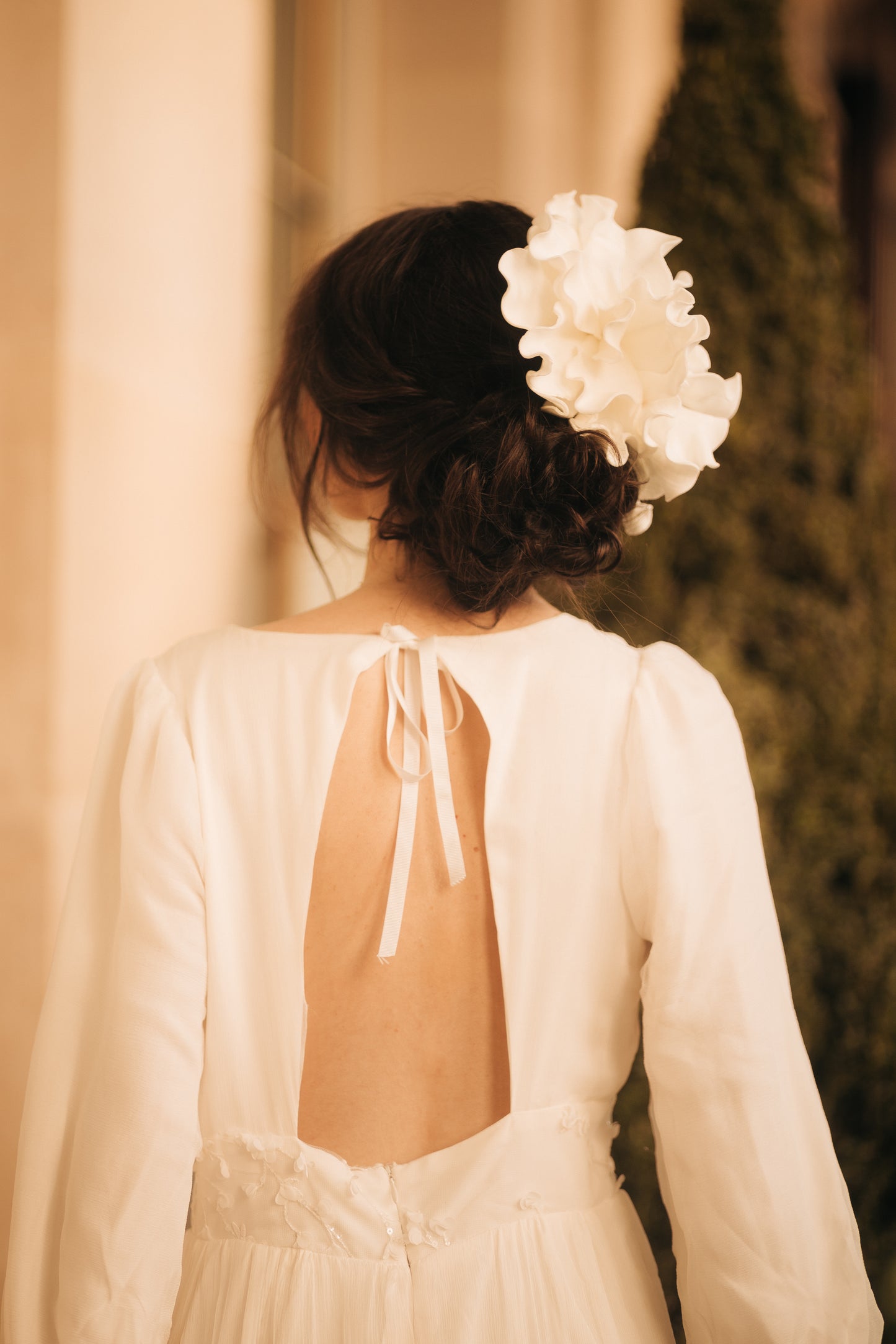 Peigne à cheveux composé d'une fleur blanche