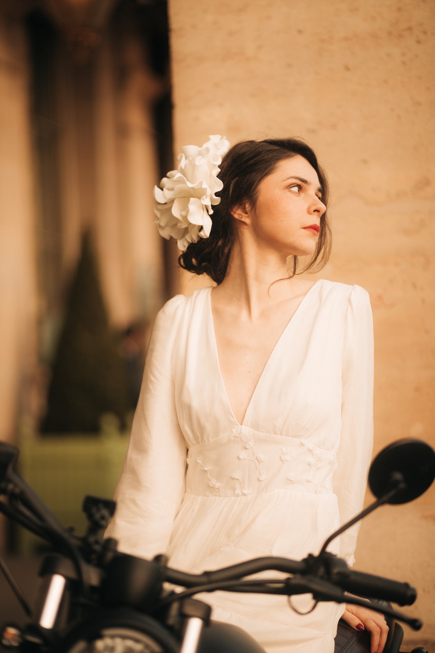 Peigne à cheveux composé d'une fleur blanche