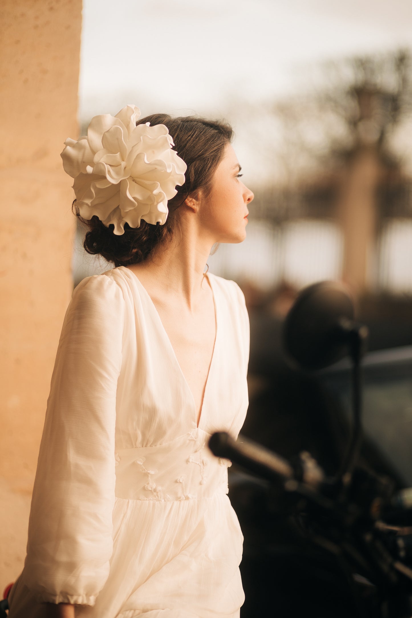 Peigne à cheveux composé d'une fleur blanche