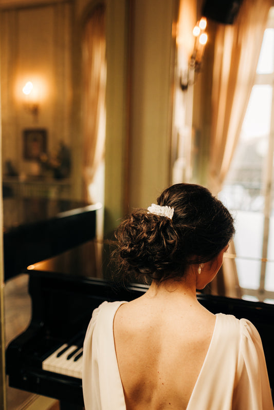 Peigne à cheveux composé de fleurs stabilisées hortensia blanches et cristallisées à la résine